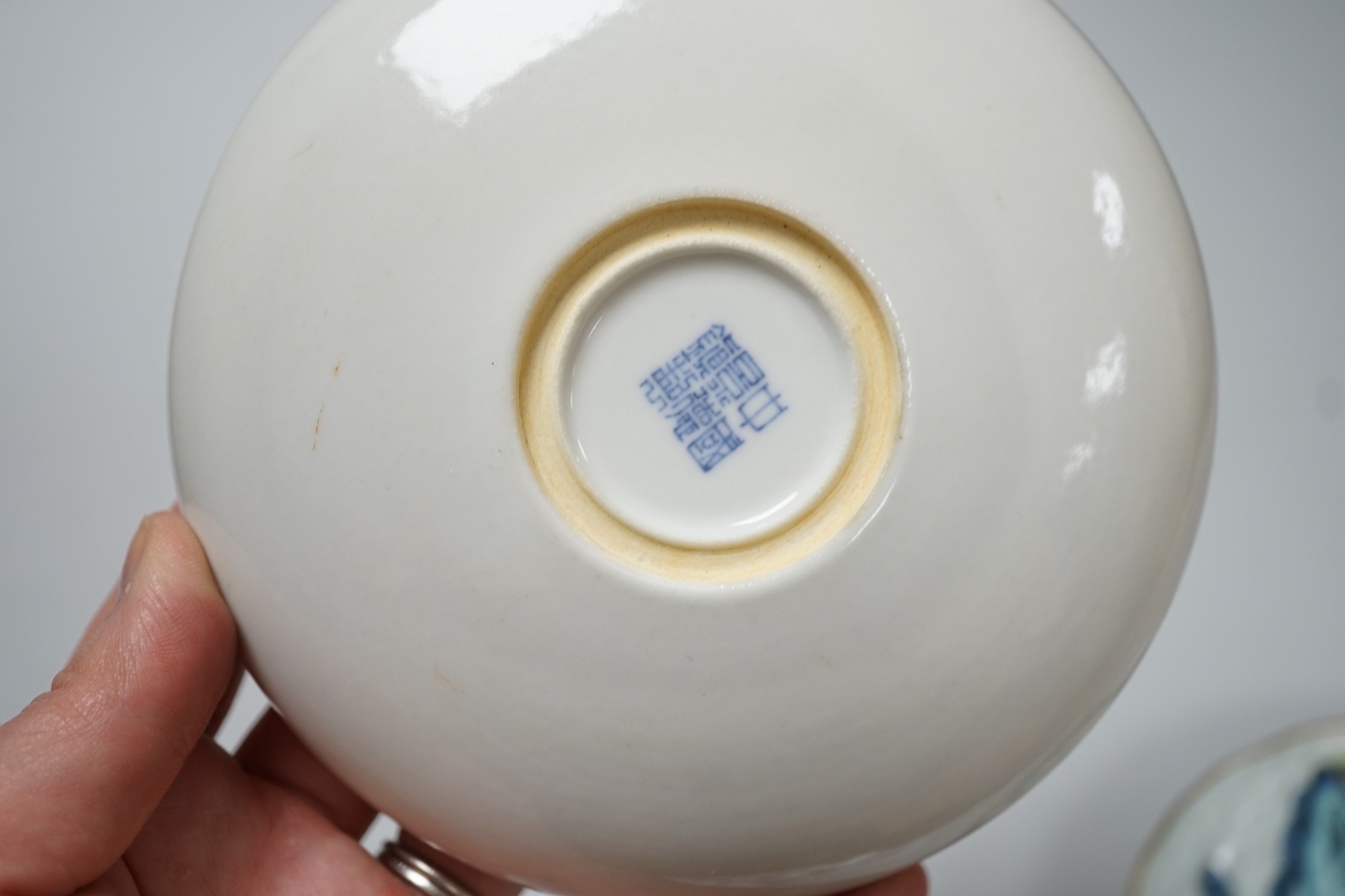 A Chinese enamelled porcelain saucer dish and a blue and white bowl